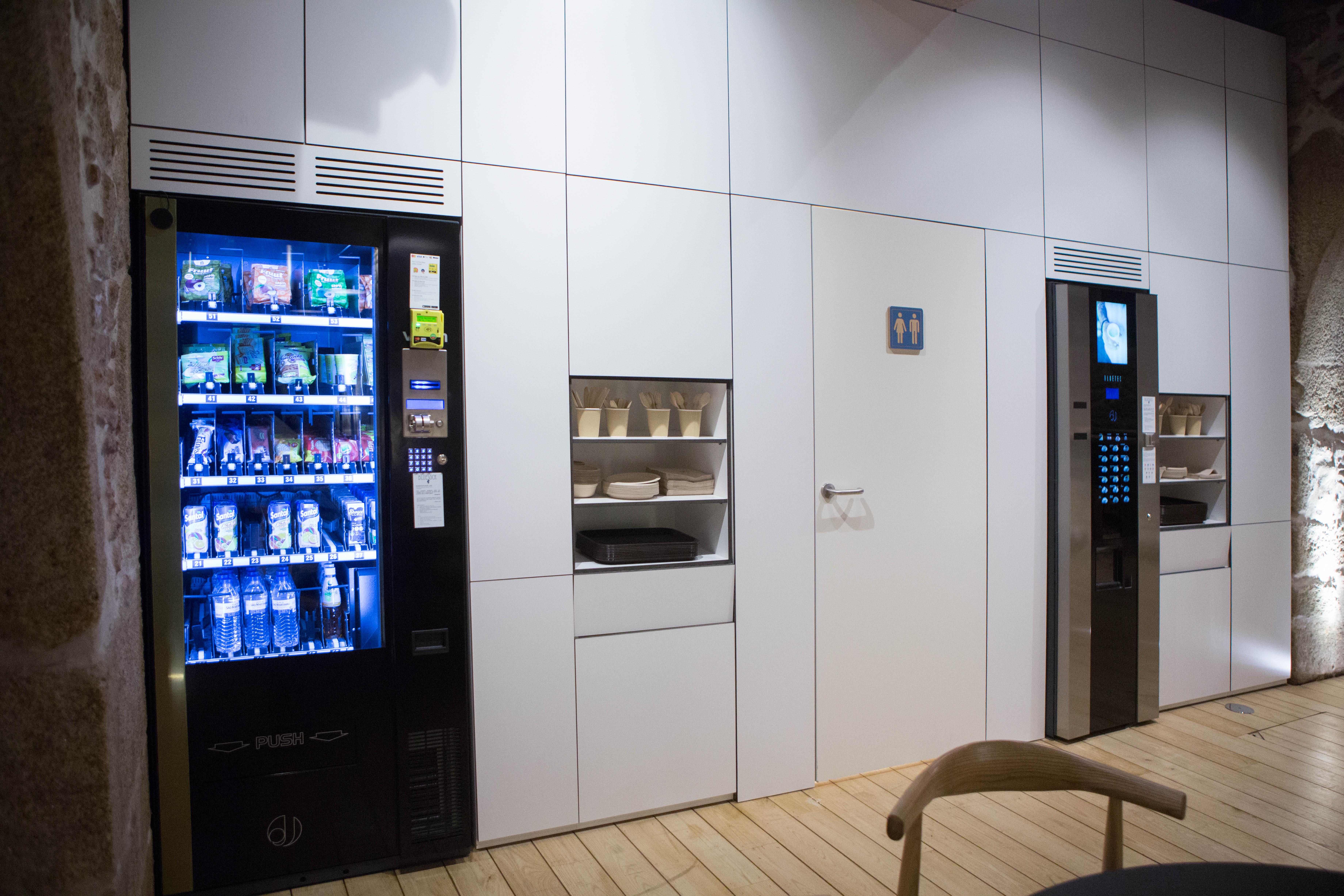 Bluesock Hostels Πόρτο Εξωτερικό φωτογραφία A vending machine in a coffee shop