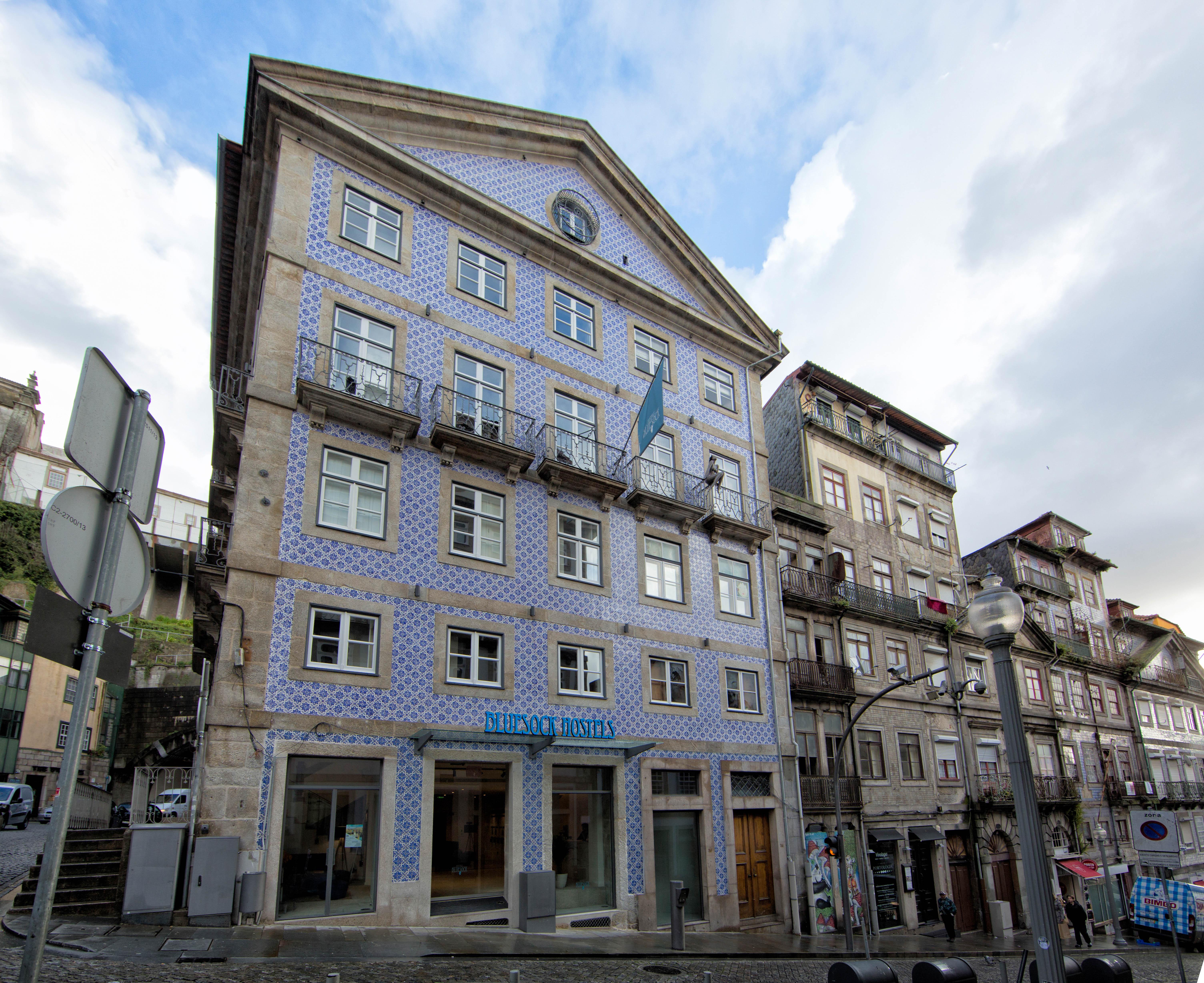 Bluesock Hostels Πόρτο Εξωτερικό φωτογραφία The facade of the Portuguese Historical Society