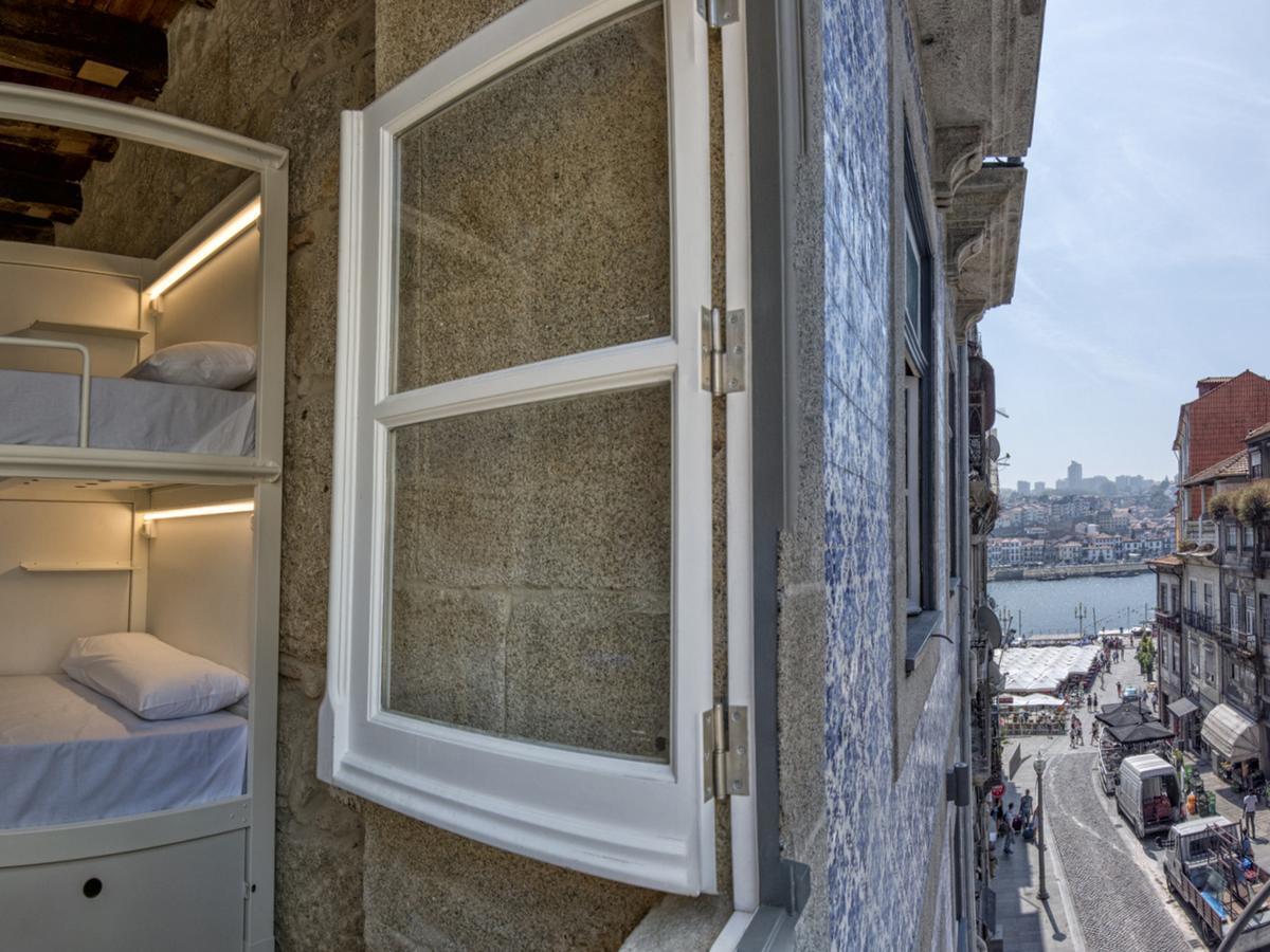 Bluesock Hostels Πόρτο Εξωτερικό φωτογραφία A window in Lisbon, Portugal