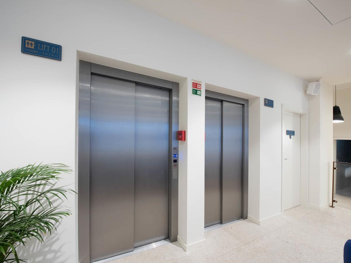 Bluesock Hostels Πόρτο Εξωτερικό φωτογραφία Elevators in a modern office building