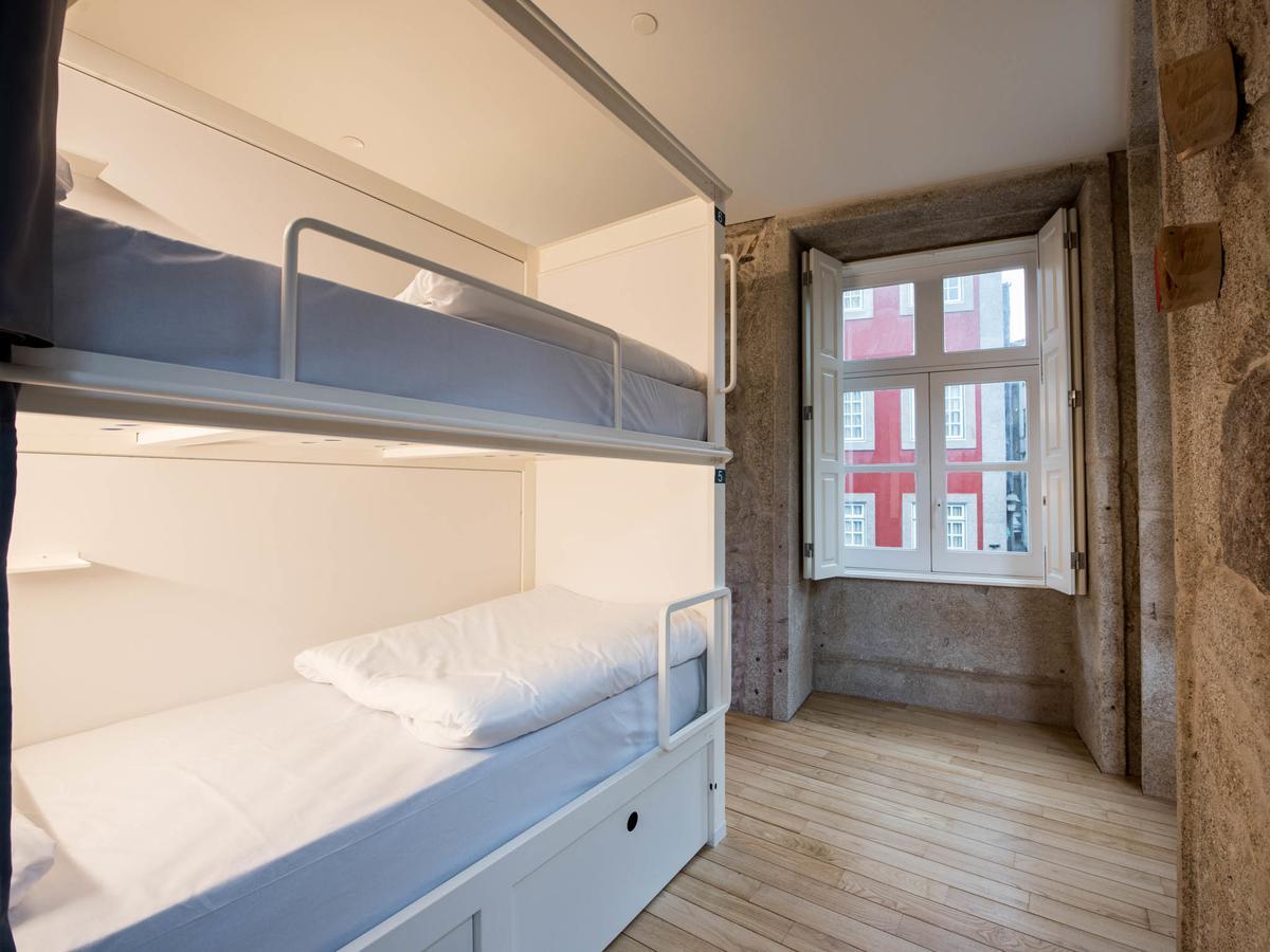 Bluesock Hostels Πόρτο Εξωτερικό φωτογραφία Hostel room in Lisbon, Portugal