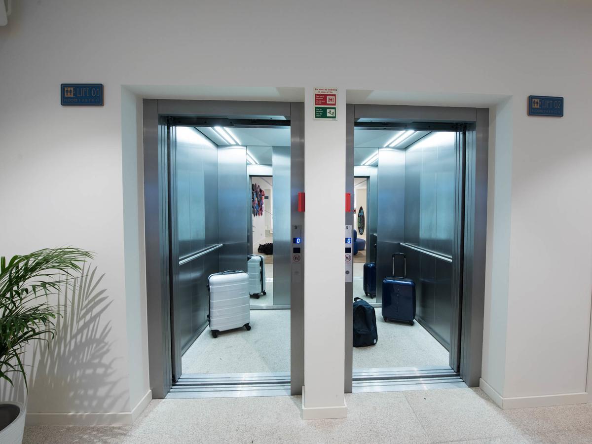 Bluesock Hostels Πόρτο Εξωτερικό φωτογραφία Two elevators with open doors
