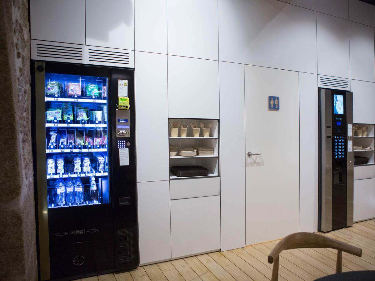 Bluesock Hostels Πόρτο Εξωτερικό φωτογραφία A vending machine in a coffee shop