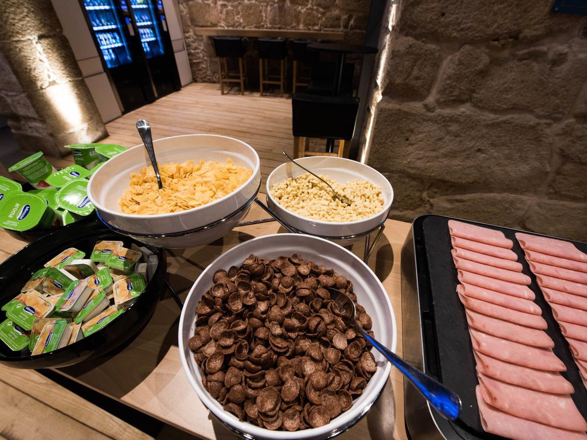 Bluesock Hostels Πόρτο Εξωτερικό φωτογραφία A selection of cold cuts at a buffet