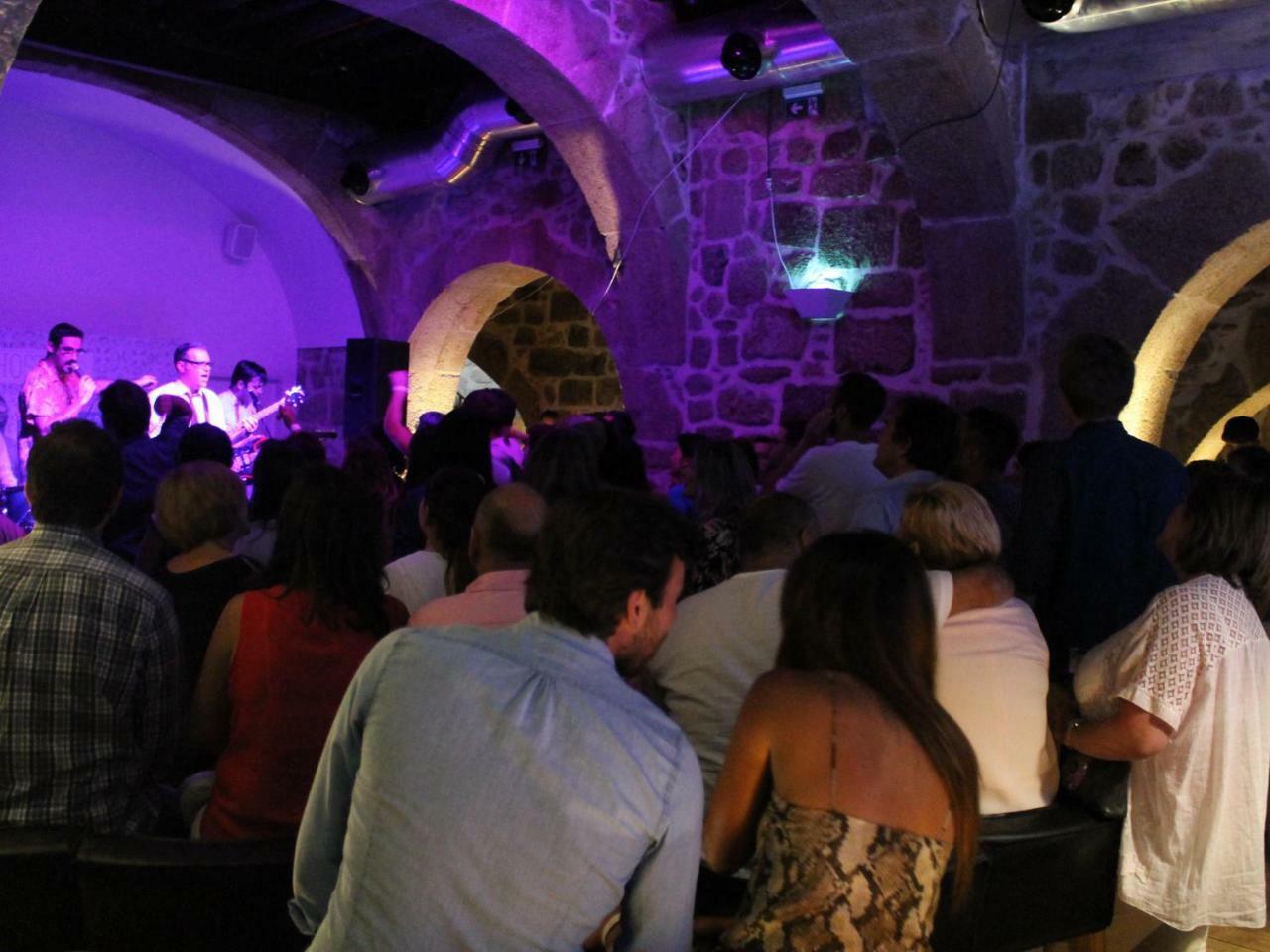 Bluesock Hostels Πόρτο Εξωτερικό φωτογραφία The interior of the nightclub