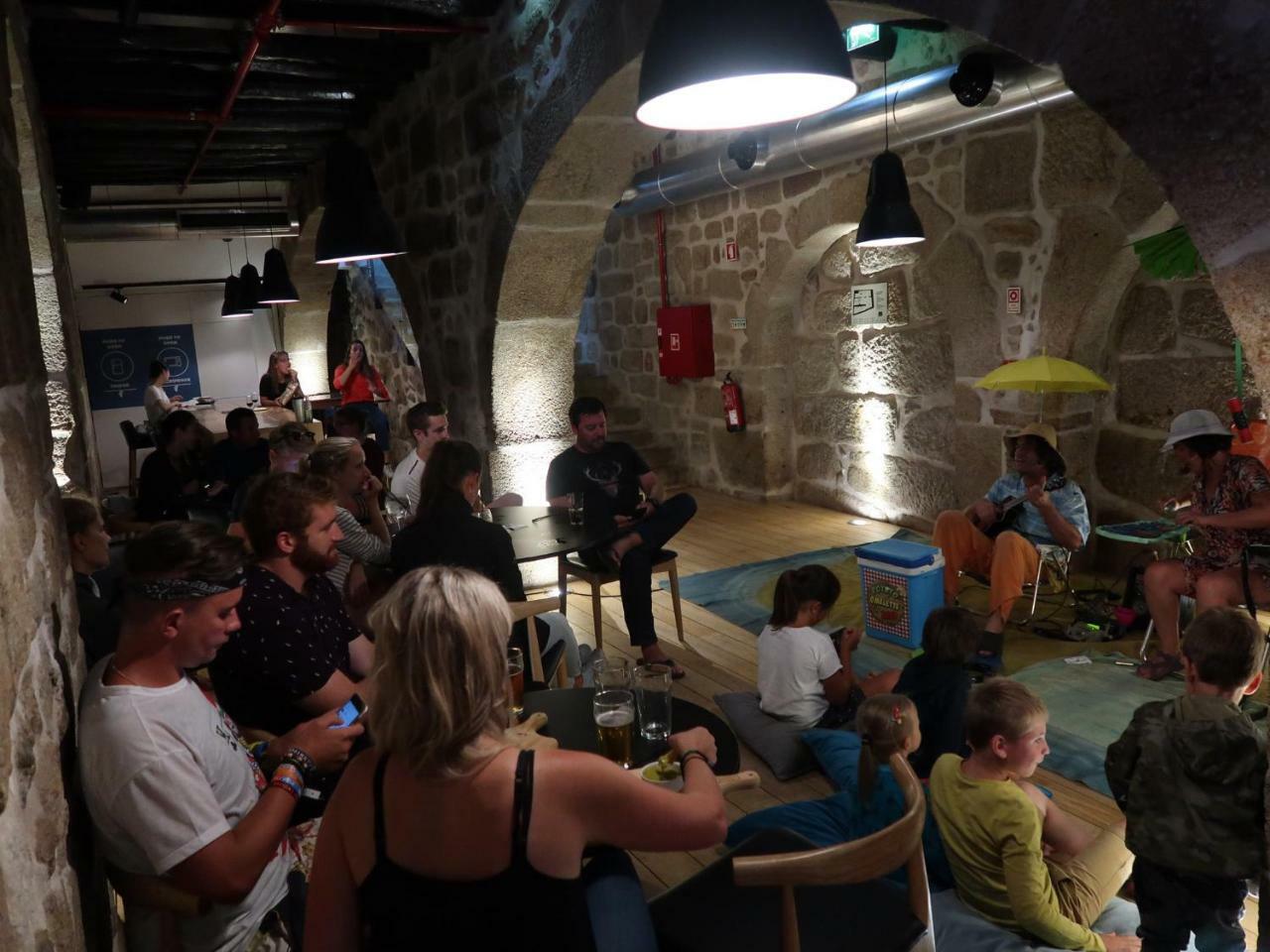 Bluesock Hostels Πόρτο Εξωτερικό φωτογραφία The interior of the bar