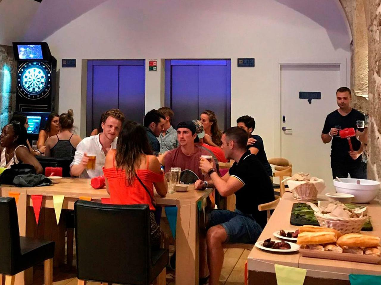 Bluesock Hostels Πόρτο Εξωτερικό φωτογραφία A restaurant in the city