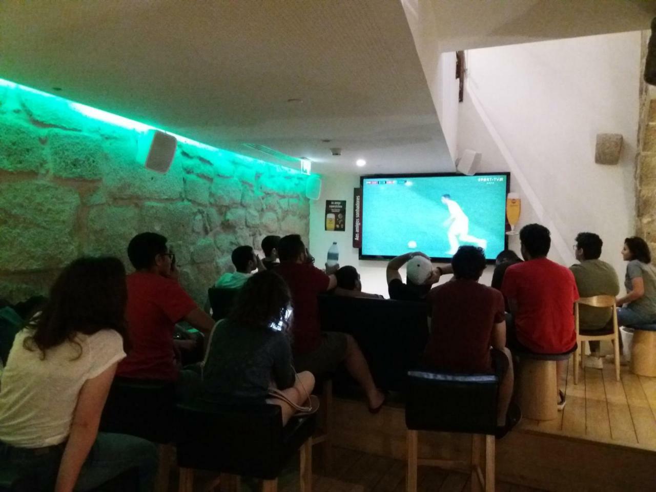 Bluesock Hostels Πόρτο Εξωτερικό φωτογραφία A group of people playing League of Legends